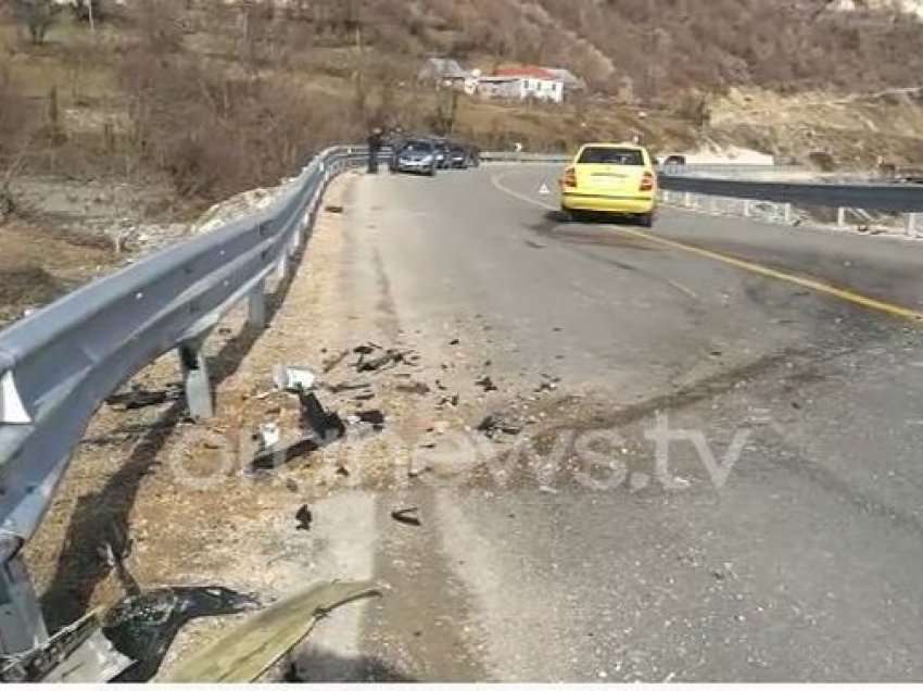 Makina përplaset me barrierat anësore në rrugën e Arbrit, në gjendje të rëndë shoferja