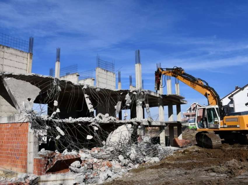 Komuna e Prizrenit rrënon një objekt të kontestuar për shumë vite në lagjen “Dardania”