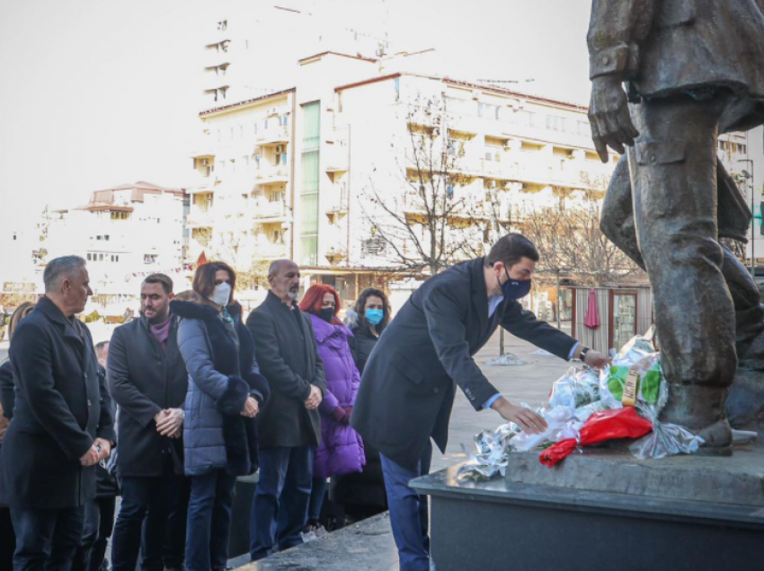 Krasniqi: Flijimi i Zahirit, Hakifit e Edmondit për çlirim është drita e ditëve të bardha të Kosovës