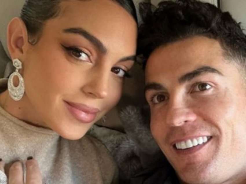 Georgina Rodriguez tregon barkun e rrumbullakosur në plazhin e Dubait, shfaqet e lumtur përkrah Cristiano Ronaldos dhe fëmijëve të tyre