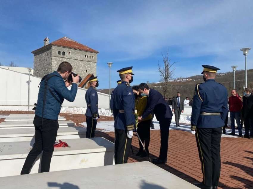 Krerët shtetërorë bënë homazhe edhe tek varri i heroit Zahir Pajaziti në Orllan