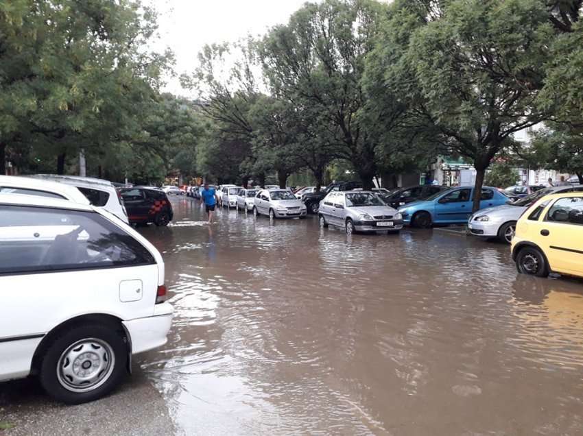 Publikohen pamjet e para nga moti i keq në Shkup