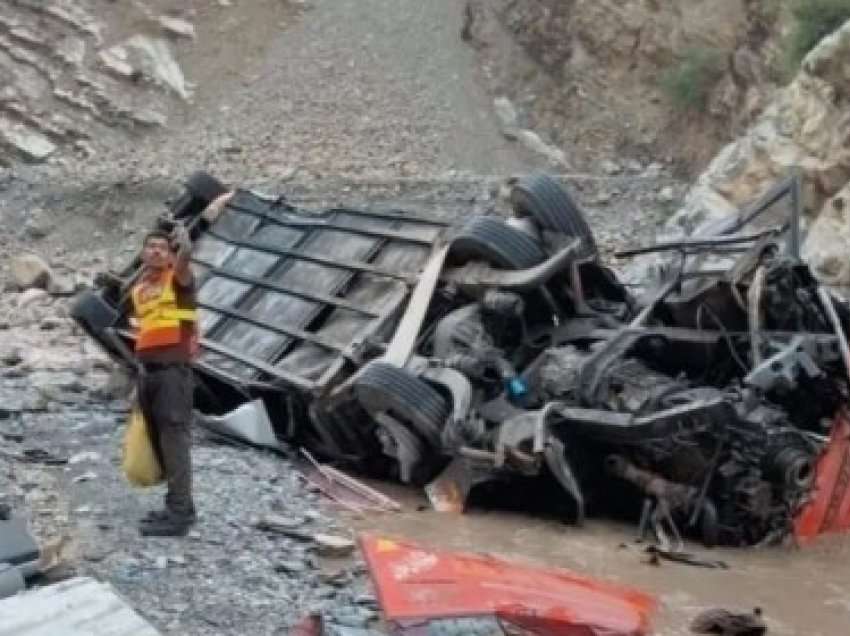 Pamjet/ Autobusi i mbushur me pasagjerë bie në greminë, humbin jetën 17 persona