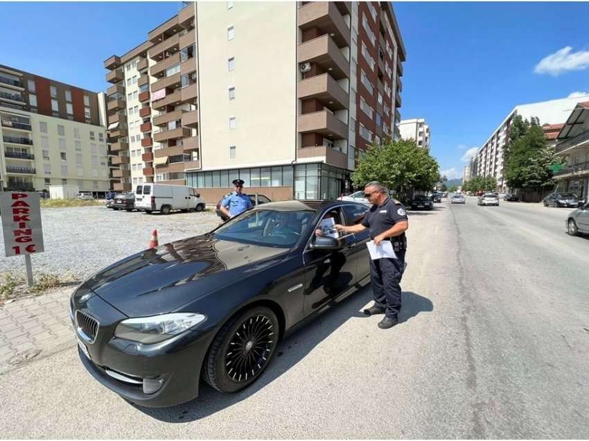 Policia në Mitrovicë realizon fushatën- vetëdijesimi i mospërdorimit te telefonit në trafikun rrugor