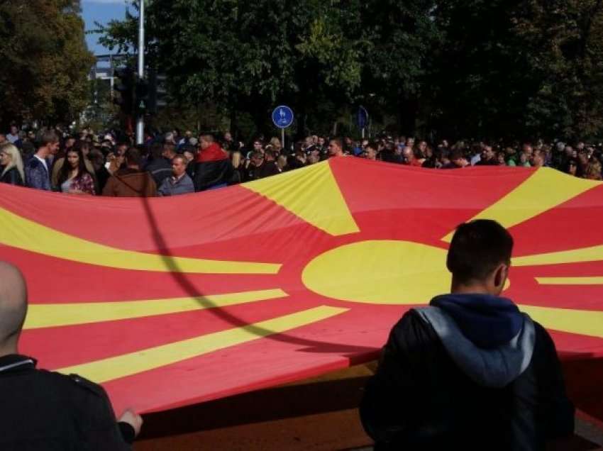 Eskalon protesta në Shkup, protestuesit hedhin gurë drejt statujës së Skënderbeut