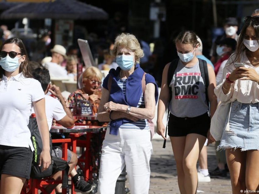 Pushimet verore të evropianëve në rrezik nga Covid, ekspertët kërkojnë rikthimin e maskave