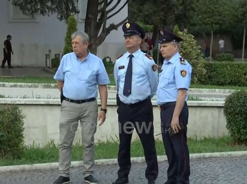 Rebani Jaupaj me uniformë ndjek nga afër protestën e opozitës