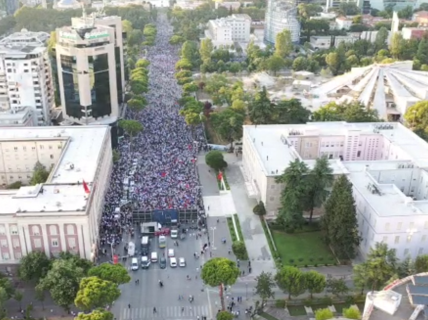 Pamje me dron nga protesta e opozitës në Shqipëri