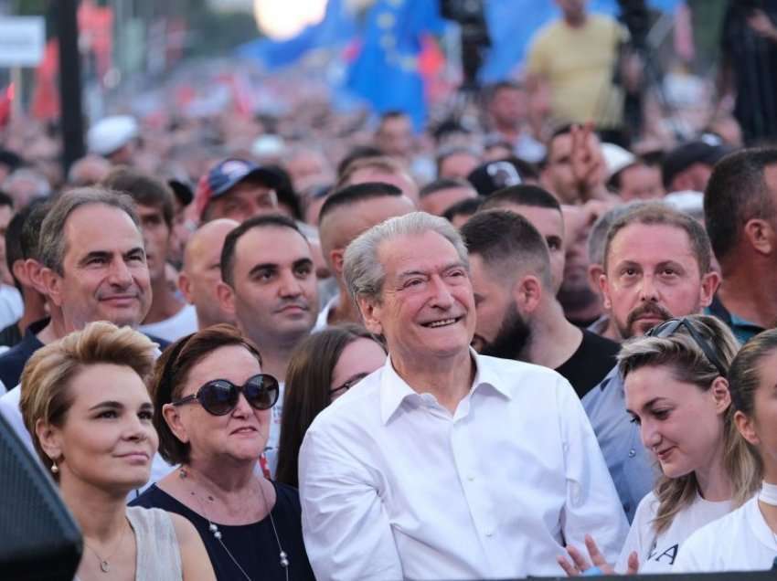 Berisha me bashkëshorten në protestë, në krah edhe Kryemadhi