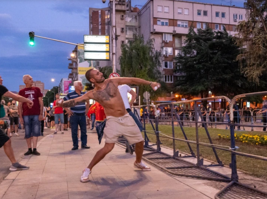 VOA/ Shkup, incidente të dhunshme në natën e dytë të protestave kundër miratimit të 'propozimit francez'