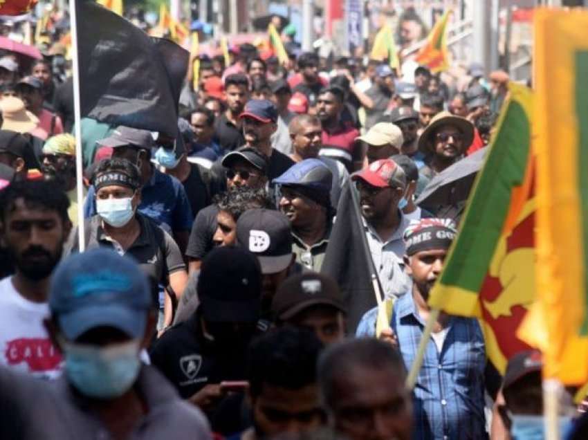 Protestuesit në Sri Lanka vërshojnë rezidencën e presidentit, kërkojnë dorëheqjen e tij