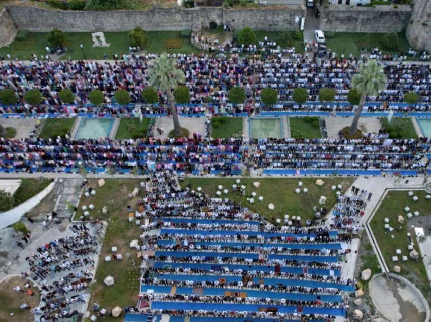 Rama uron besimtarët me xhaminë e rindëtuar të Elbasanit: Gëzuar Kurban Bajramin!