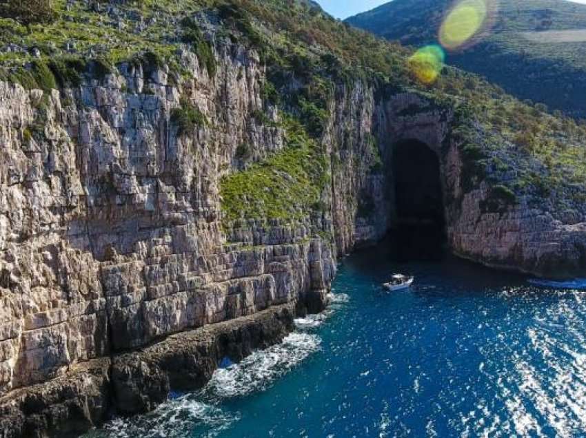 Humb në Karaburun turisti nga Gjermania, doli shëtitje me qenin!