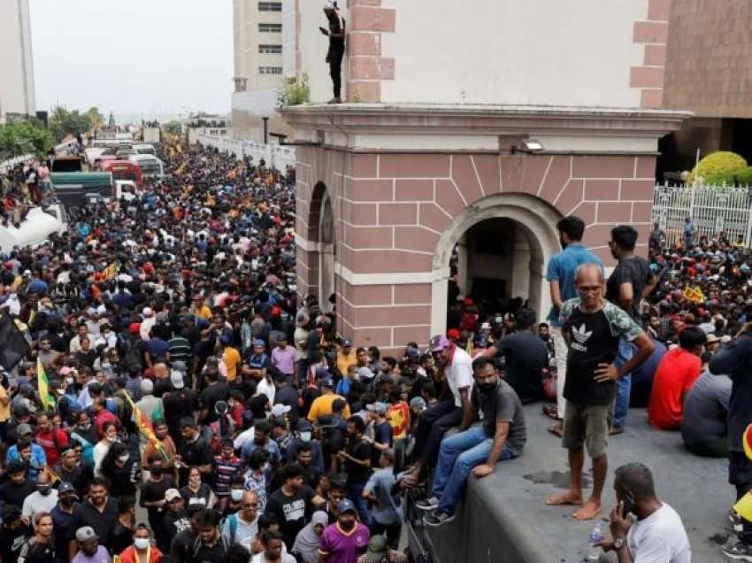 Presidenti i Sri Lankës njofton dorëheqjen mes protestave