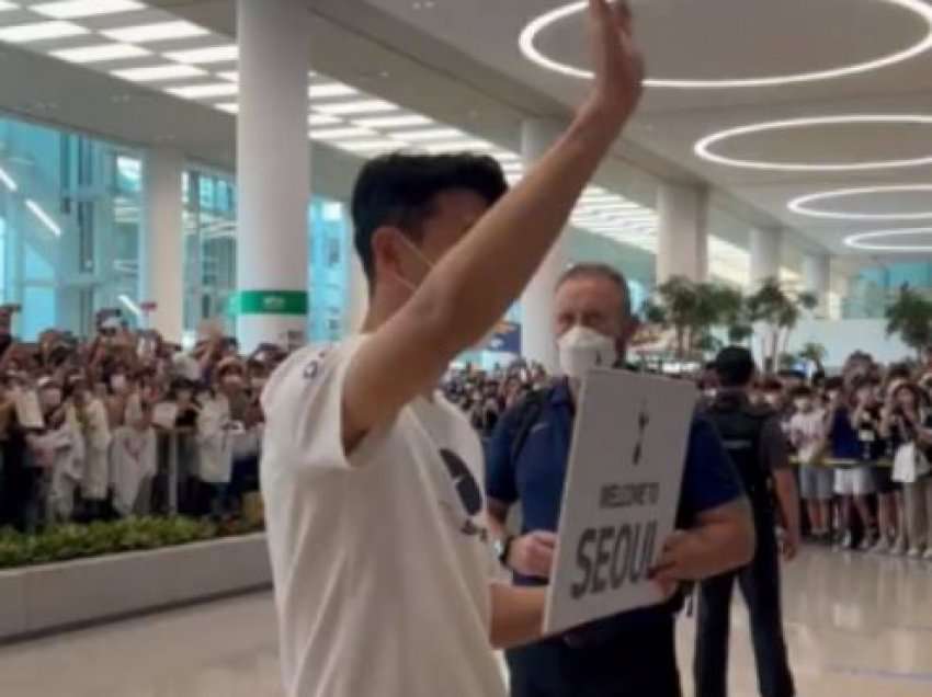 Son i pret në aeroportin e Koresë së Jugut... 