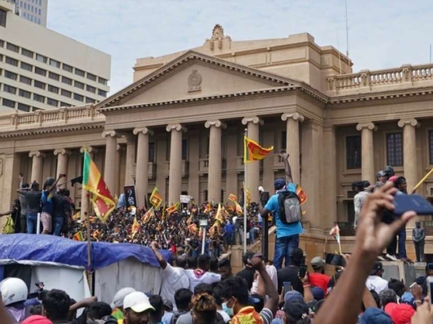 Në Sri Lankë vazhdojnë protestat në pritje të dorëheqjes së udhëheqësve