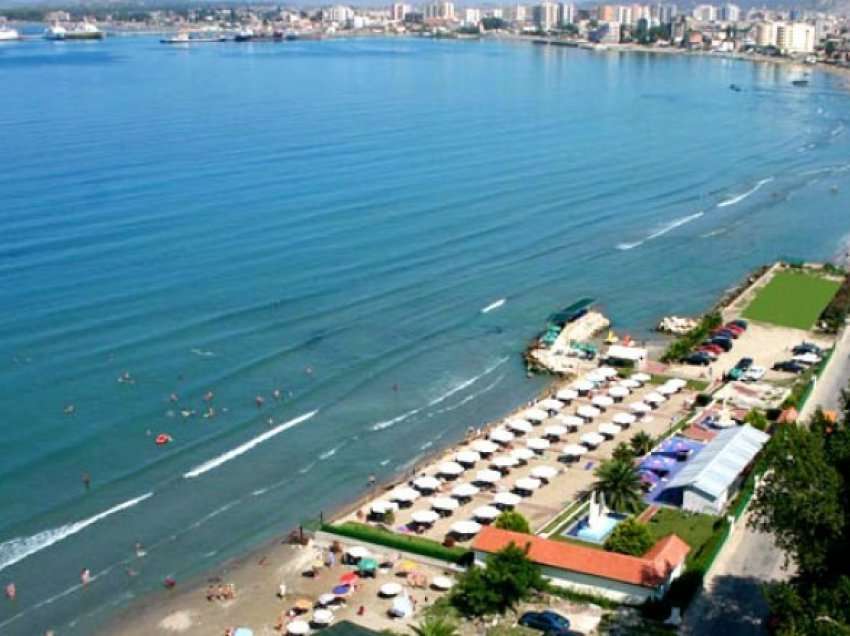 Vlora e boshatisur në mes të sezonit turistik, shkak çmimet e larta