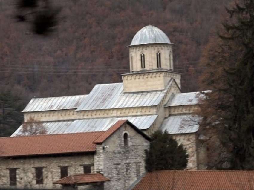 ​Historianët e Deçanit përplasen me udhëheqës të Manastirit