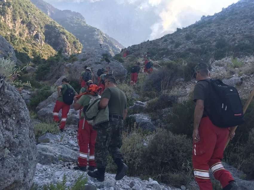 Mali i Çikës prej katër ditësh në flakë, ministria nuk ndërhyn nga ajri! Niko Peleshi nis ushtarët me lopata për të shuar zjarrin