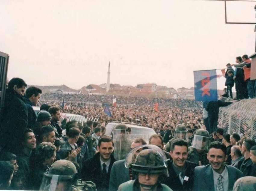 Geci publikon një fotografi nga Gjilani të kohës së Ibrahim Rugovës: Nuk i zinte as qyteti!