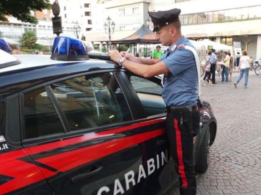 “Hape derën se jam postieri”, 34-vjeçari shqiptar bie në kurth, ja çfarë i gjejnë poshtë krevatit