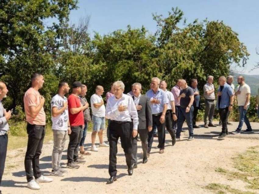 Ali Ahmeti në Drenas, ngushëllon familjen Shala për vdekjen e nënës Taibe