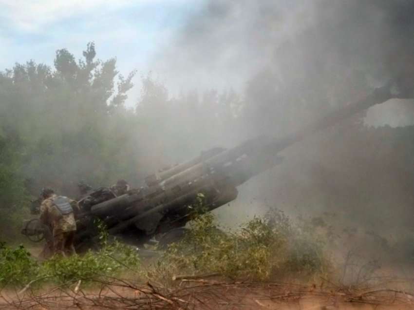 Ushtarët ukrainas përdorin artileri amerikane me rreze të gjatë “Howitzer”