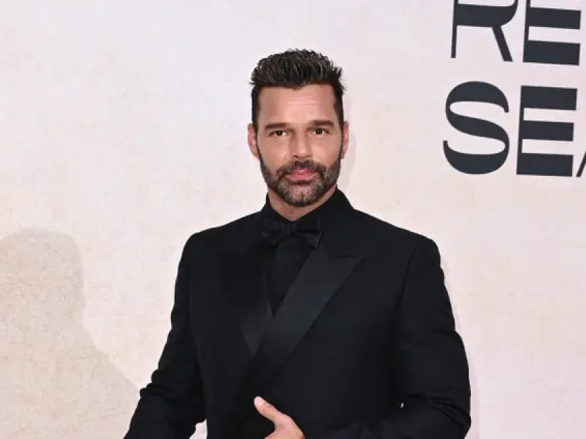 Po akuzohet për incest, reagon Ricky Martin