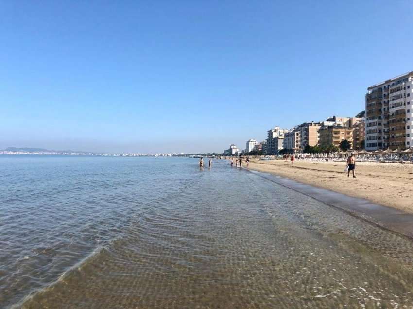 Fluturojnë çmimet edhe në Durrës, ja sa i kushtoi turistit nga Kosova një hamburger - plazhi bosh