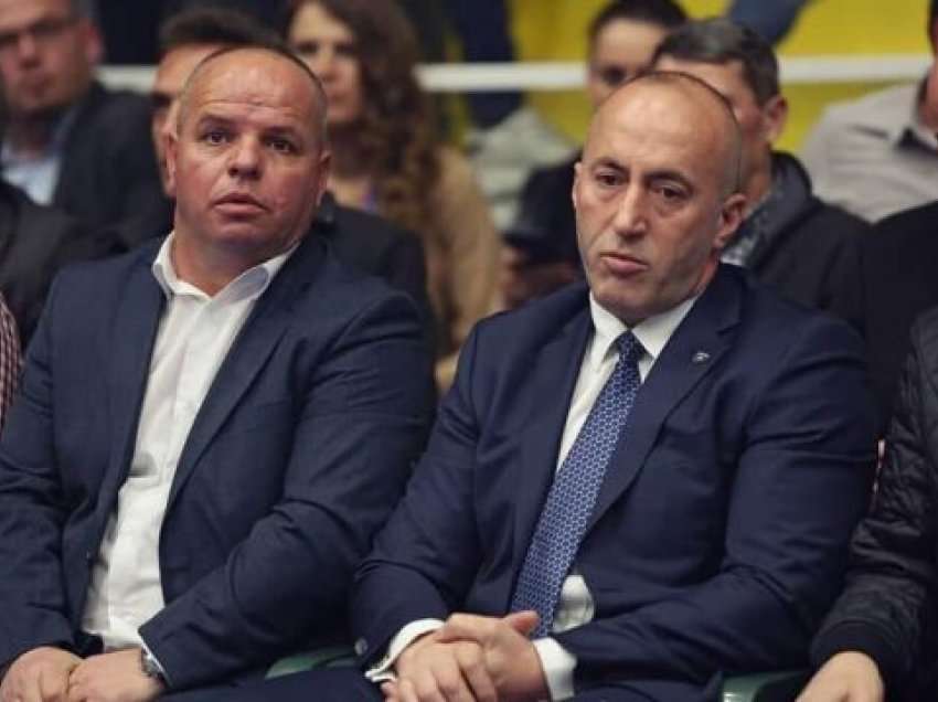 Haradinaj bashkë me kryetarët e komunave nga AAK mbajnë konferencë për media për qasjen e Qeverisë Kurti