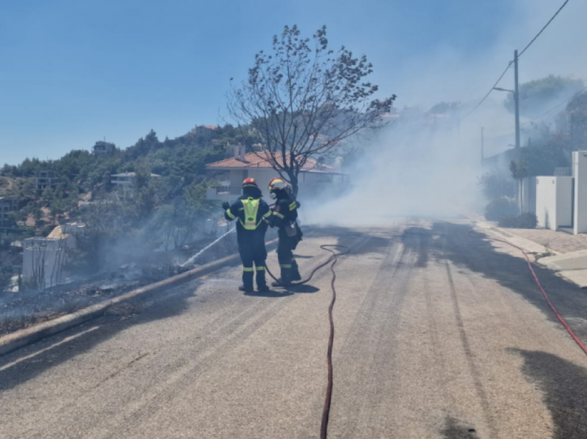 Digjet Athina, zjarri shkrumbon dhjetëra shtëpi dhe automjete, 34 banorë përfundojnë me djegie në spital