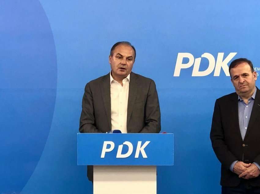 PDK dhe LDK dikur i “plaçkitnin” mërgimtarët në kufi, sot vrapojnë pas tyre për vota!