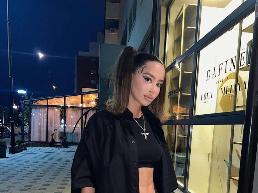 Dafina Zeqiri duket me stil në fotografitë e reja, merr vëmendjen me varësen e engjëllit në formë kryqi 