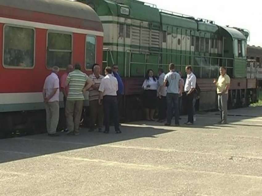 Hekurudhat shkarkojnë nga puna 200 punonjës, dalin në protestë: S’kemi marrë asnjë paralajmërim