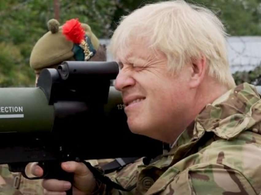 Johnson vesh uniformën, iu bashkëngjitet trupave ukrainase në trajnime