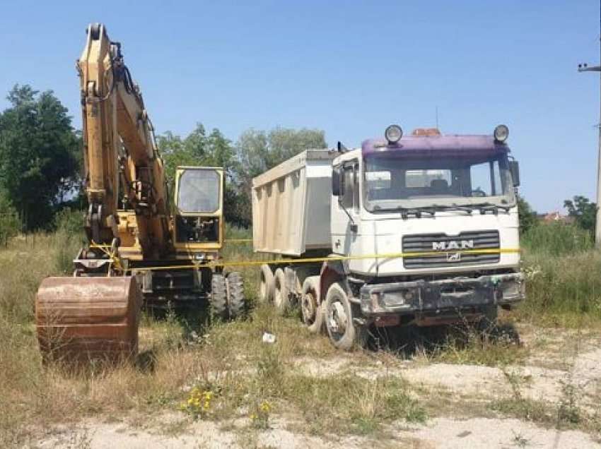 Policia sekuestron tri mjete të rënda me të cilat po nxirrej ilegalisht zhavorr në Lumbardh