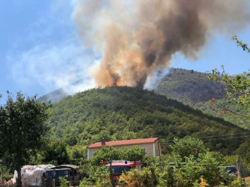 Përkeqësohet situata në Berzanë të Lezhës, flakët dalin jashtë kontrollit, rrezikohen banesat