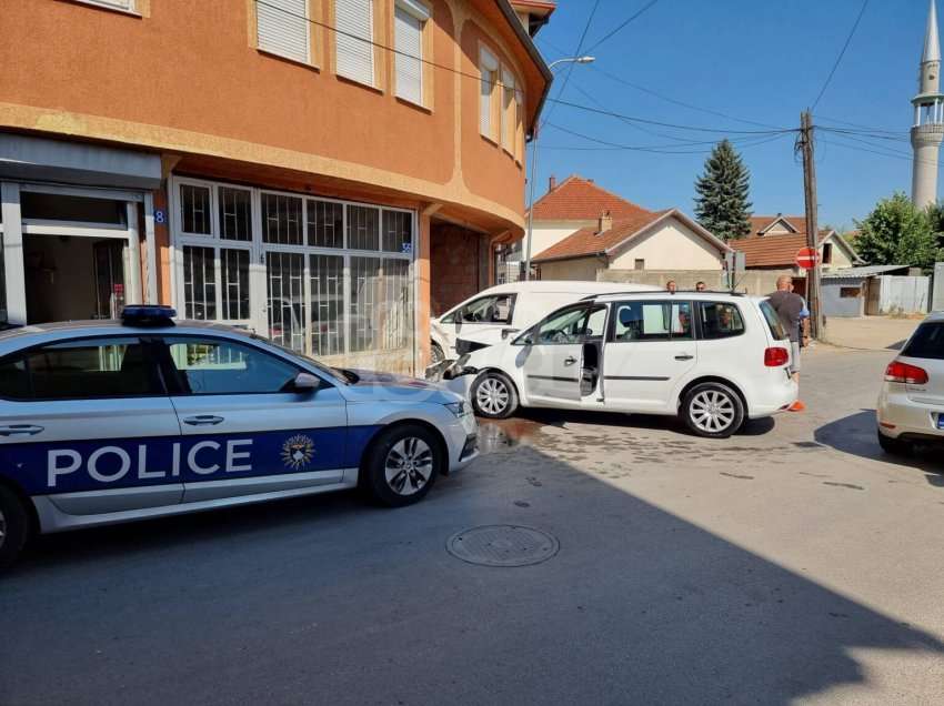 Aksident në Vushtrri mes dy veturave në lëvizje dhe një të parkuar, ka të lënduar