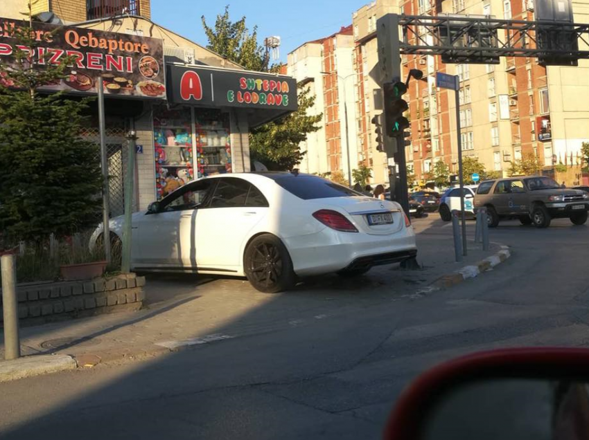 Qytetari parkon ngjitur me semaforat, gati sa s’hyn në qebaptore