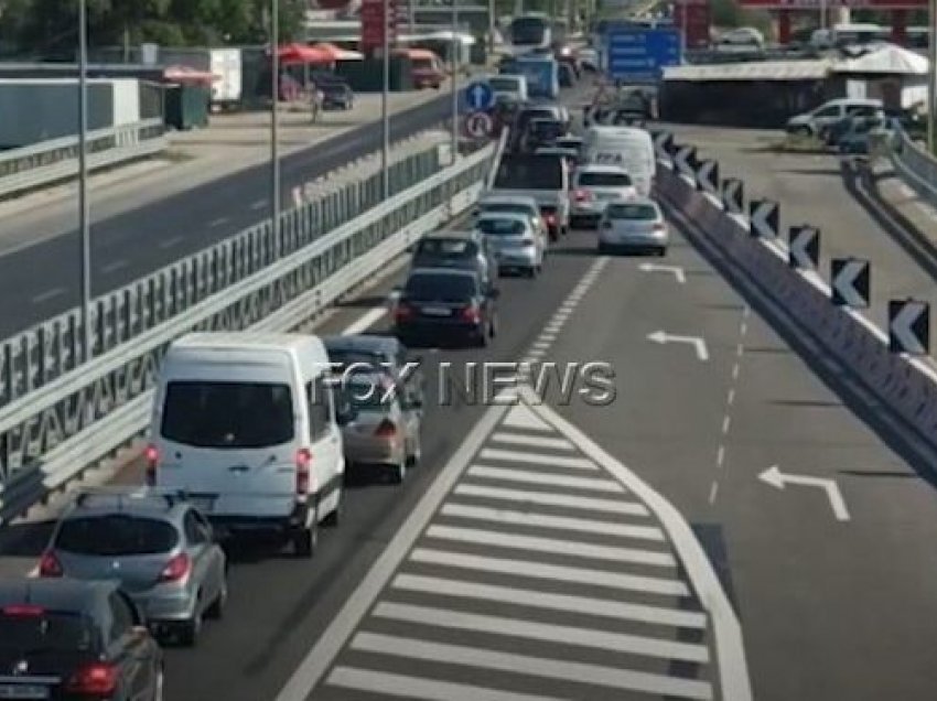 Radhë të gjata makinash në Milot/ Shqiptarët e Kosovës zgjedhin këto plazhe