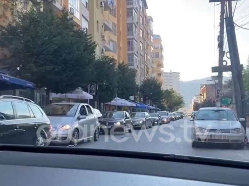 Largimi nga plazhi në grup, radhë kilometrike përgjatë rrugës së Shëngjinit