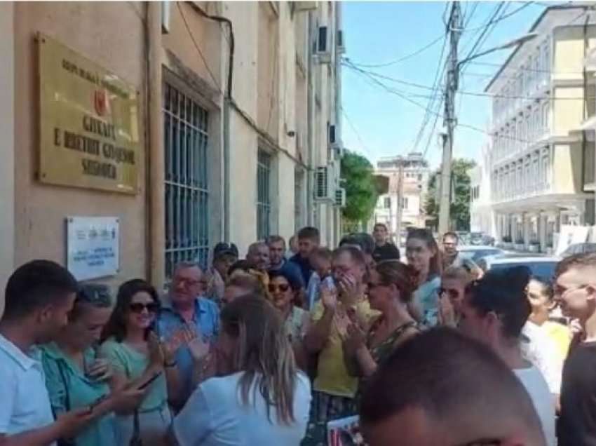 Lirohet ish-shefi i Rendit dhe 13 punonjës të Policisë, duartrokitje para gjykatës në Shkodër