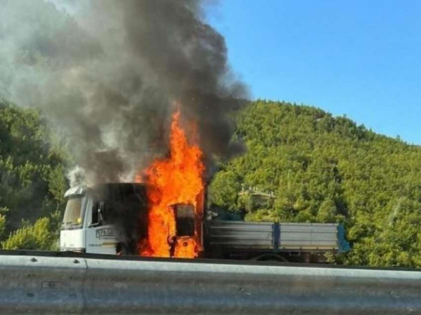 Përfshihet nga flakët kamioni në aksin Korçë-Bilisht, çfarë raportohet