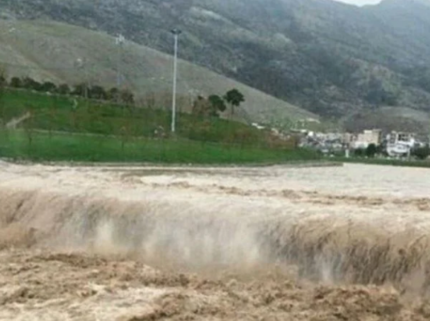 Rreth 20 të vdekur nga përmbytjet në Iranin jugor