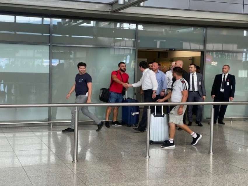 ​Kurti takon bashkatdhetarët në aeroport: U kemi shumë borxh për çlirimin e Kosovës