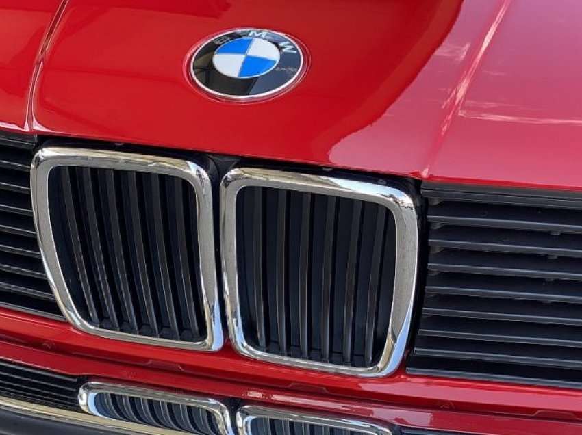 Kjo veturë BMW 323i E30 e vitit 1985 është në shitje për 120,000 euro – dhe ka disa arsye për këtë!