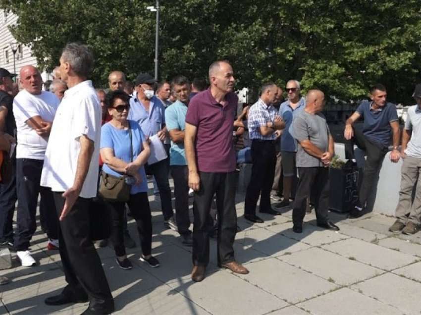 ​Protestojnë punëtorët e “Kosova Thëngjillit”