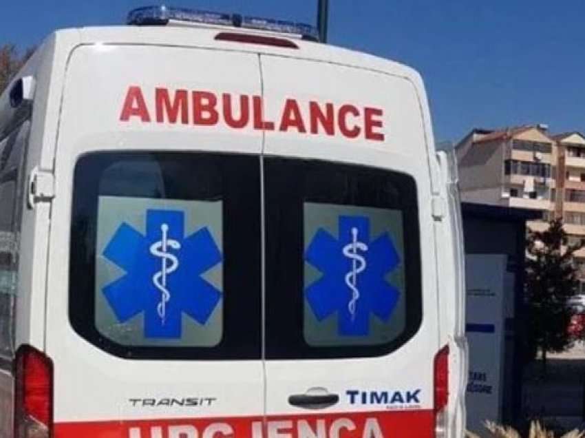 Zjarr në një banesë në Dajt, 8 vjeçarja dërgohet në spital