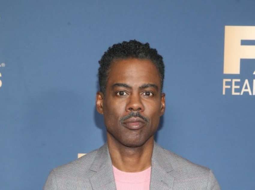 ​Chris Rock vazhdon të bëjë shaka për shuplakën e Will Smith pas faljes