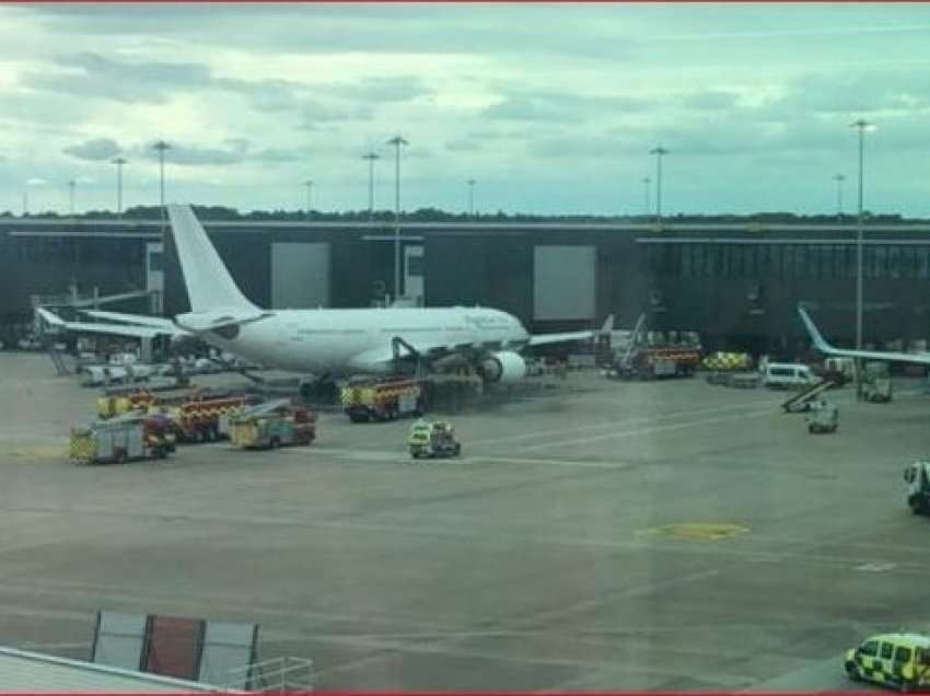 Panik në aeroportin e Mançesterit, avioni merr flakë